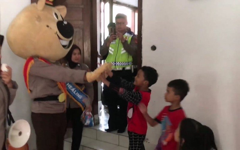 Pengungsi Anak-anak Korban Longsor di Bogor dapat Trauma Healing dan Kesehatan