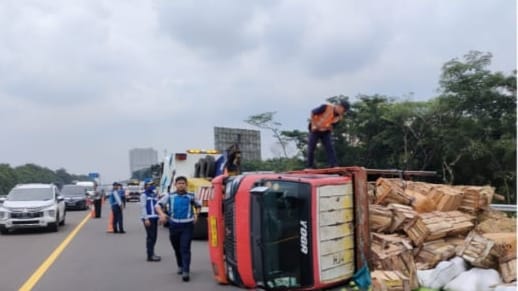Pecah Ban, Truk Terguling di Tol Jagorawi