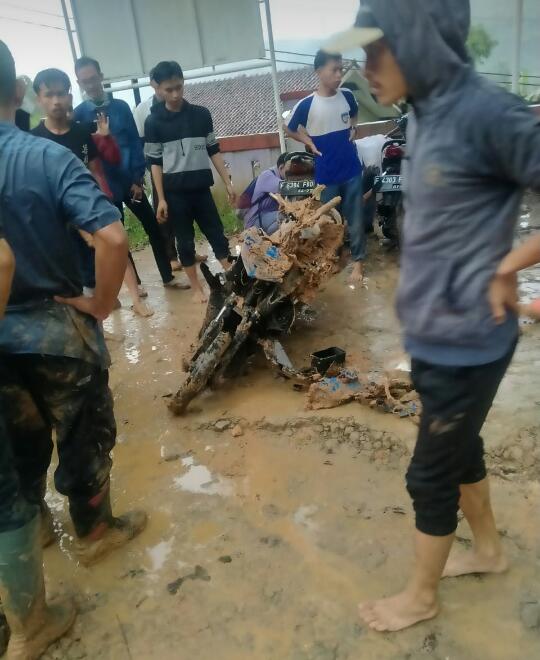 Akibat Hujan Deras, Puluhan Motor Milik Siswa SMA 1 Sukajaya Tertimbun Longsoran