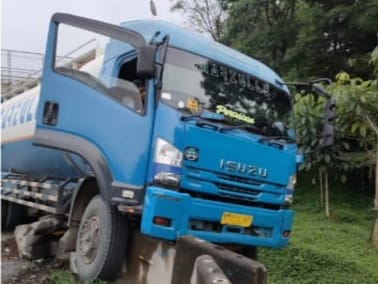 Sopir Mengantuk, Truk Tangki Tabrak Barier di Tol Jagorawi