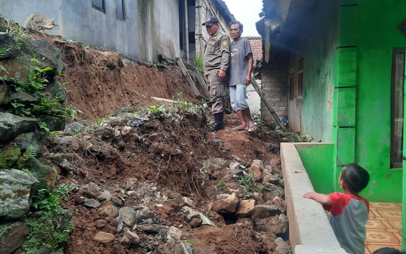Akibat Hujan Deras, TPT Ambruk Nyaris Tertimpa Rumah di Pamijahan