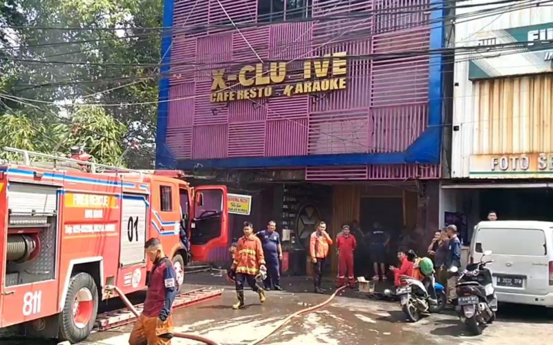 Diduga Arus Pendek Tempat Hiburan Malam di Jalan Siliwangi Terbakar
