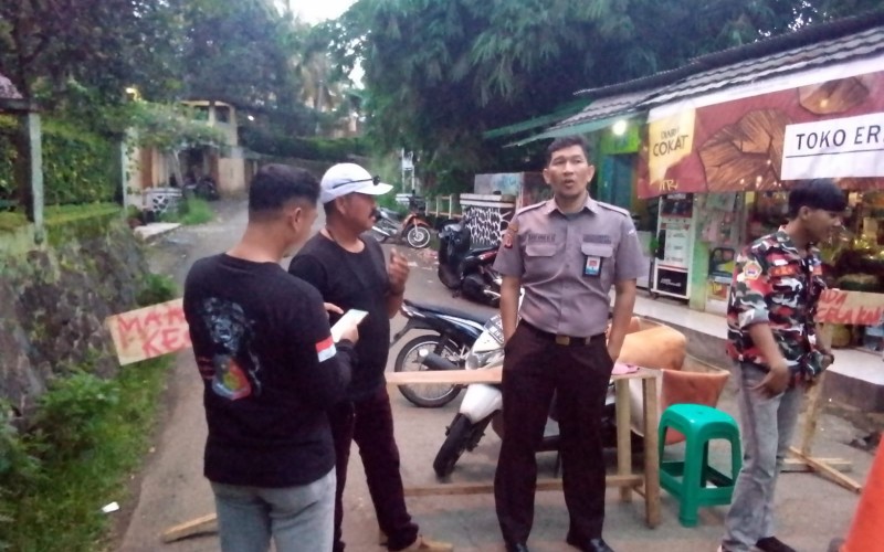 Truk Proyek Pusdiklatwas BPKP Mogok, Jalur Alternatif Puncak Lumpuh