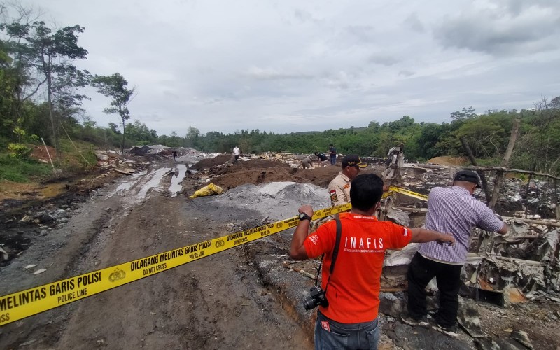 Polisi Segel Lahan Pembuangan Limbah Berbahaya di Bogor