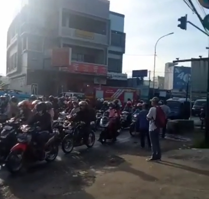 Akibat Minyak Sayur Tumpah di Jalan Dramaga, Puluhan Kendaraan Roda Dua Tergelincir
