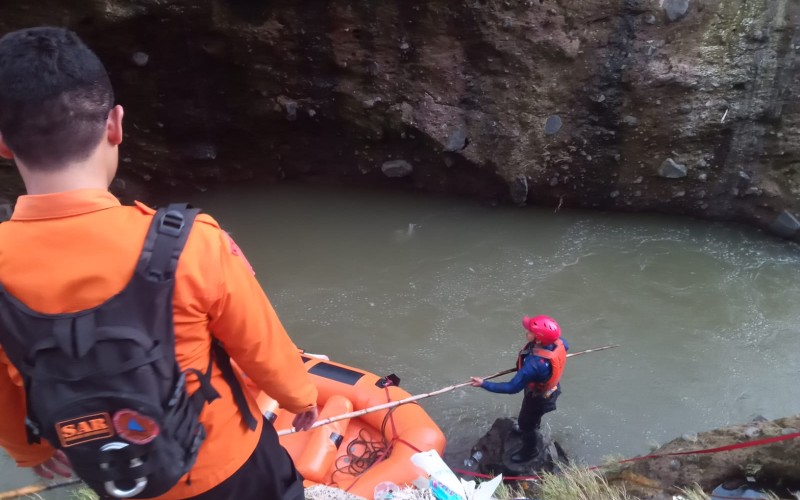 Sedang Berenang Bocah Hanyut di Sungai Ciliwung Bogor