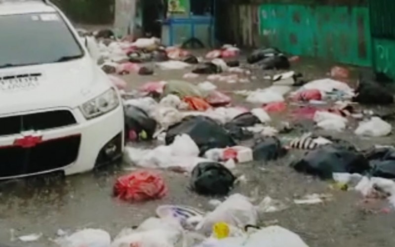 Banjir Terjang Kampung Gang Kosasih, Tumpukan Sampah Penuhi Jalan