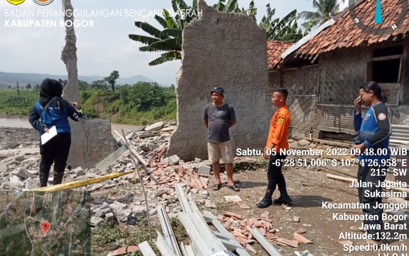 Rumah dan Musola di Jonggol Terseret Abrasi Sungai Cipamingkis