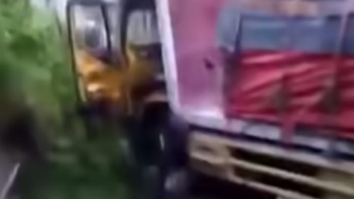 Sebuah truk dan Motor Terlibat Kecelakaan di Jalan Alternatif Puncak
