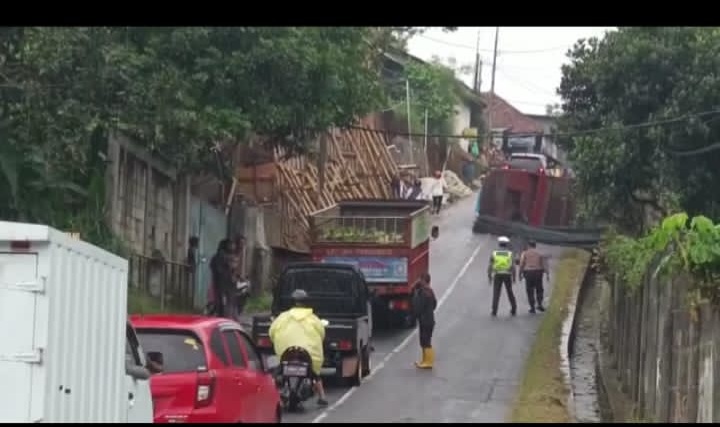 Truk Terguling di Cijeruk Bogor, Lalin Macet