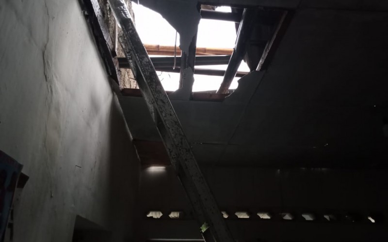 Akibat Diterjang Angin Kencang Atap Rumah Warga Beterbangan