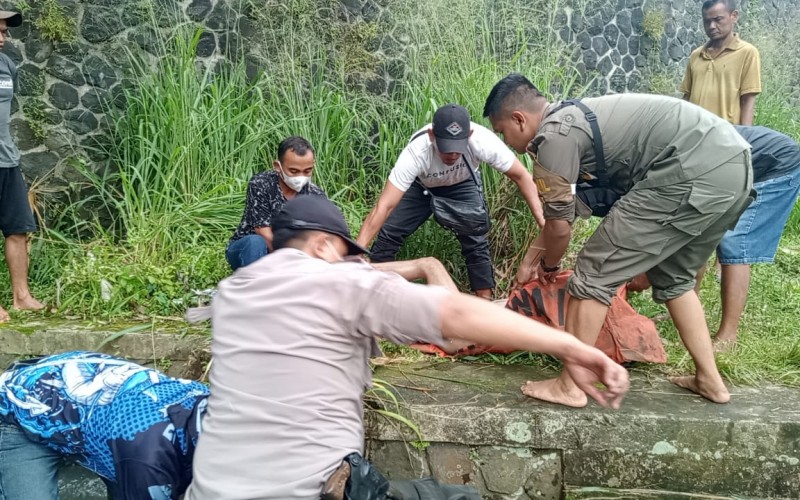 Warga Desa Barengkok Digemparkan Penemuan Mayat Laki-laki di Bendungan
