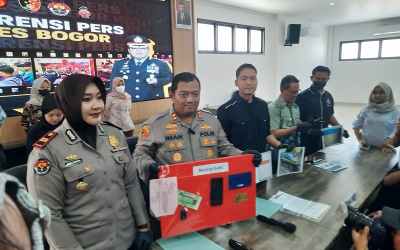 Pelaku Penipuan Bermodus Pinjol Menangis Usai Ditangkap Polisi