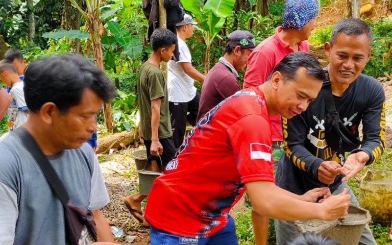 Mardiyanto Anggota DPRD Kota Bogor Tinjau Pembangunan Jembatan di Lebak Nangka