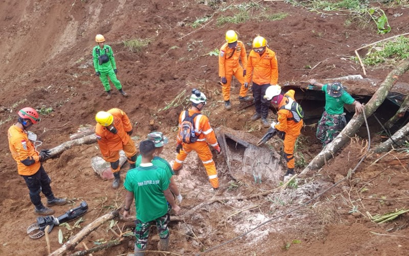 Tim SAR Gabungan Evakuasi 1 Korban Selamat dan 3 Korban Meninggal Dunia pada Operasi SAR Gempa Bumi di Cianjur