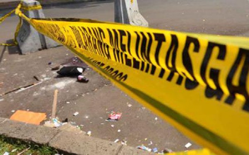 Diduga Tergincir, Pemotor Tewas Terlindas Truk di Cibinong
