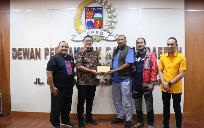 Peduli Korban Cianjur, DPRD Kota Bogor Salurkan Bantuan Melalui PWI dan Gerakan Anak Negeri