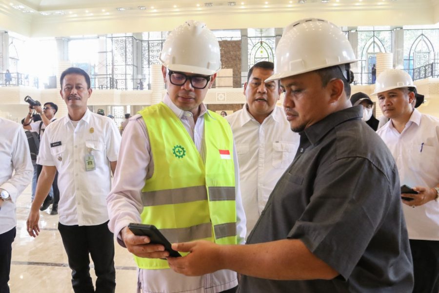 Tinjau Masjid Agung, Atang Minta Pekerjaan Perhatikan Kualitas dan Selesai Tepat Waktu