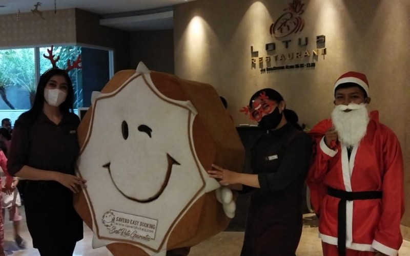 Berbagi Ratusan Hadiah di Malam Natal bersama tamu – tamu Grand Savero Hotel Bogor