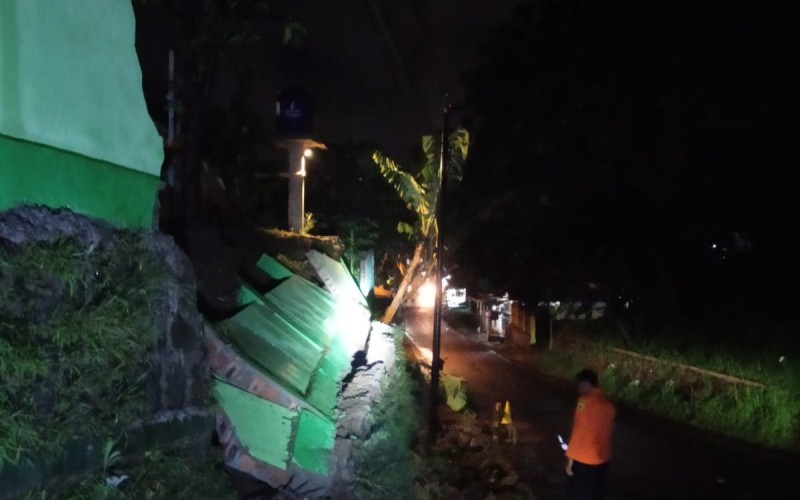 Hujan Deras, TPT SDN Cipelang 2 di Bogor Longsor