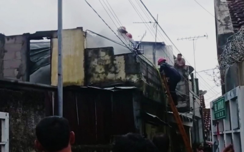Diduga Arus Pendek, Rumah Warga di Pemukiman Padat Penduduk Terbakar