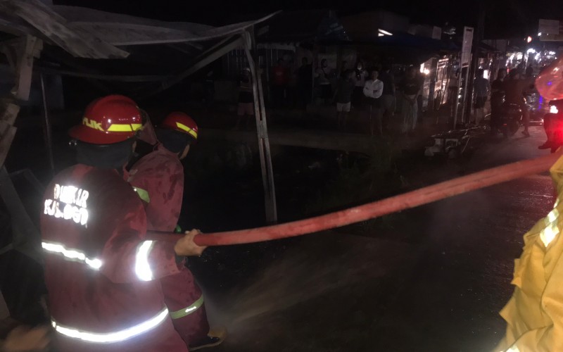 Tiga Kios Hangus Terbakar Dilalap si Jago Merah di Puriaraya Cibatok II Cibungbulang