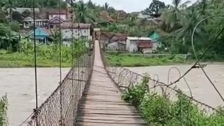 Ngeri, Jembatan Gantung di Jasinga Bogor Miring Karena Tali Seling Putus