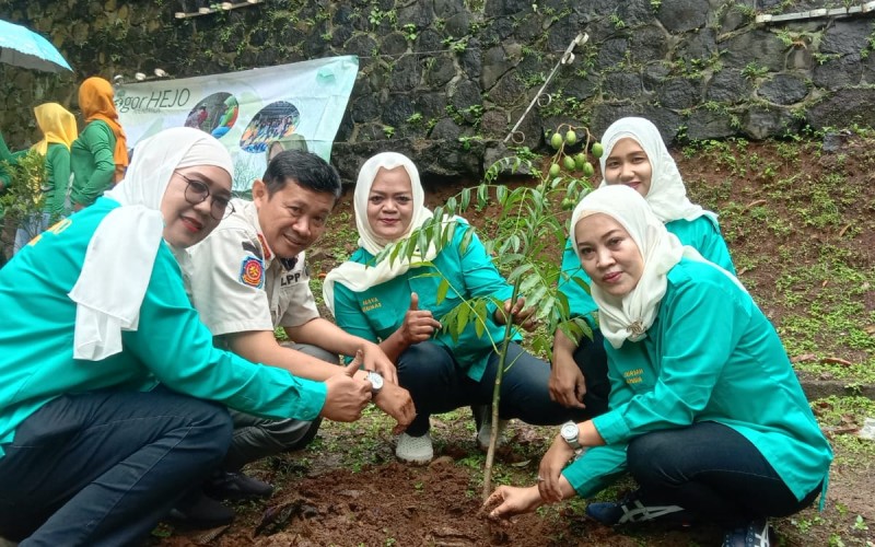 Antisipasi Bencana Alam, Bogor Hejo Bersinergis Dengan Kelurahan Panaragan dan KWT Mawar Lakukan Penanaman Pohon