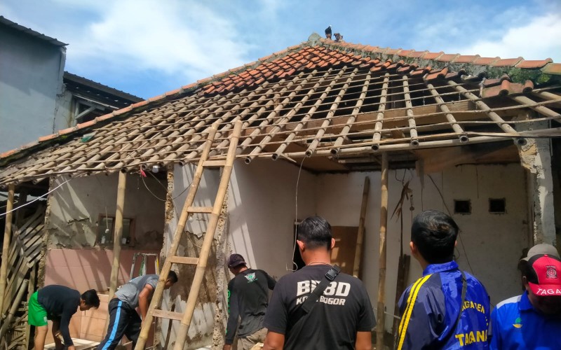 Diduga Kropos, Atap Rumah Warga di Kampung Bubulak Ambruk