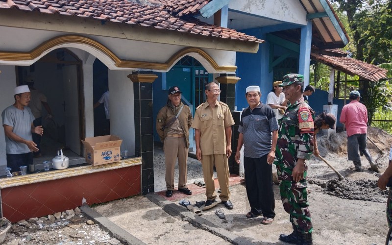 Warga Cibungbulang Gotong Royong Renovasi Mushola Al- Badariah