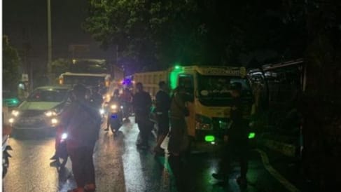 Keserempet, Pengemudi Mobil Rusak Kaca Truk Pakai Kunci Roda di Bogor