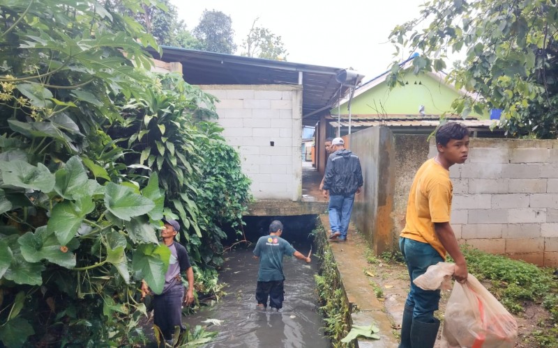 Desa se – Kecamatan Leuwiliang Peringati Hari Peduli Sampah Nasional Dengan bersih-Bersih