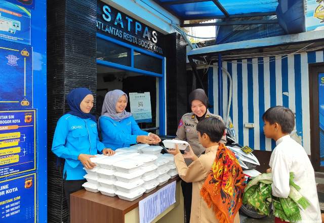 Jumat Berkah, Polwan Bagikan Makanan Kepada Jemaah