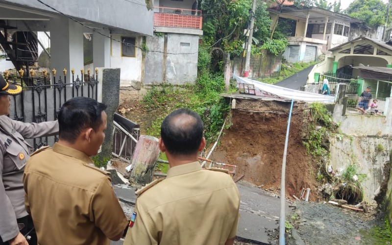 Tergerus Aliran Sungai Cibalok, Jembatan Penghubung Antar Kampung Ambruk