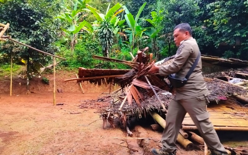 Curah Hujan Tinggi Disertai Angin Kencang, Satu Rumah di Karacak Ambruk