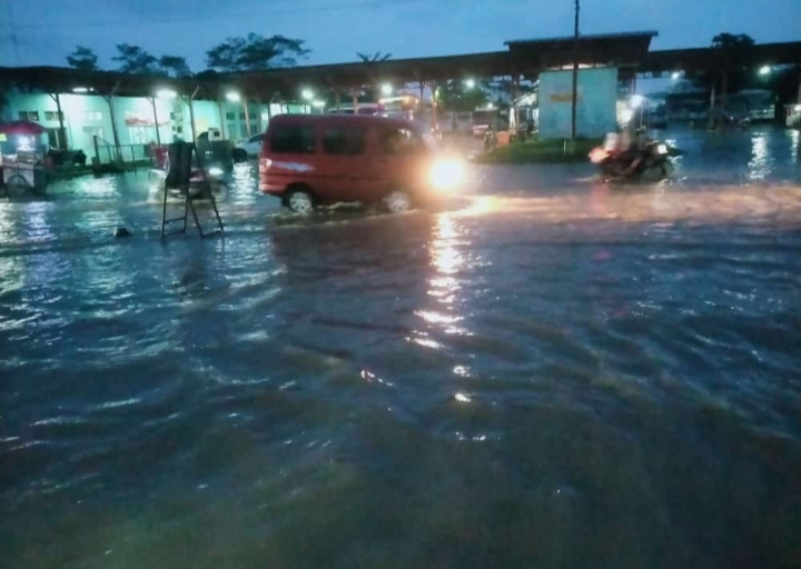 Diduga Drainase Sangat Buruk, Terminal Leuwiliang Banjir Seperti Kolam Ikan