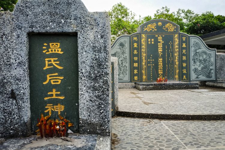 6 Makam China di Cibinong Diduga Dibongkar Maling