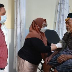 Terkatung-katung Di Kota Bogor, Kakek Asal Cirebon Tinggal Didalam Becak Selama 1 Tahun.