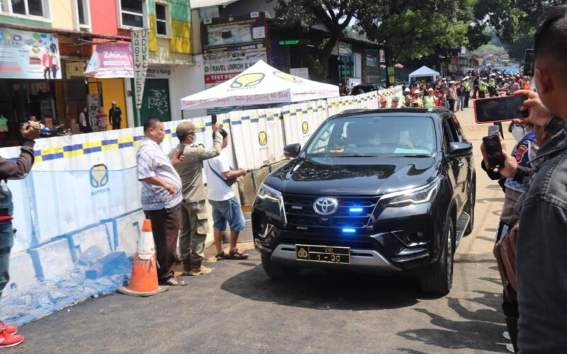 Jembatan Darurat Cikereteg yang Longsor Selesai Dibangun, Polisi Berlakukan Uji Coba