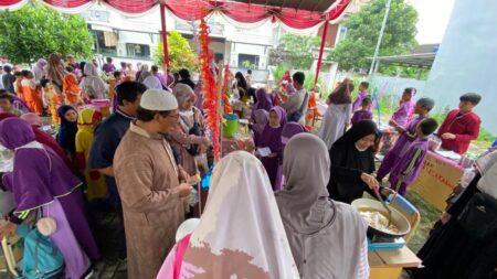 Belajar Bisnis Berkah, STP MI Khoiru Ummah Bogor Gelar Market Day