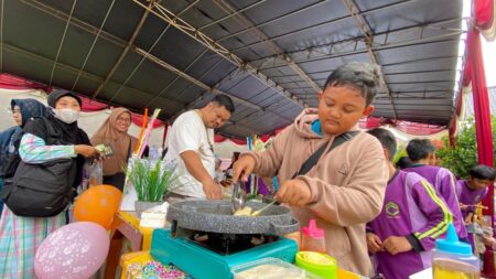 Belajar Bisnis Berkah, STP MI Khoiru Ummah Bogor Gelar Market Day