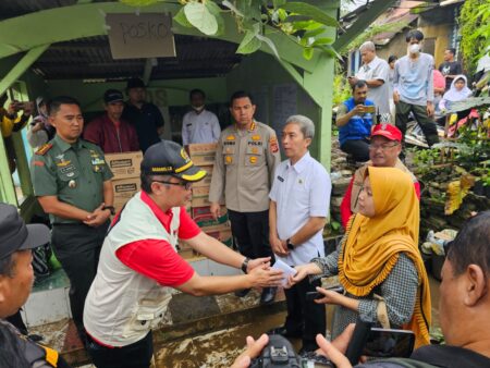 Wakil Ketua dan Anggota DPRD Datangi Lokasi Longsor di Empang