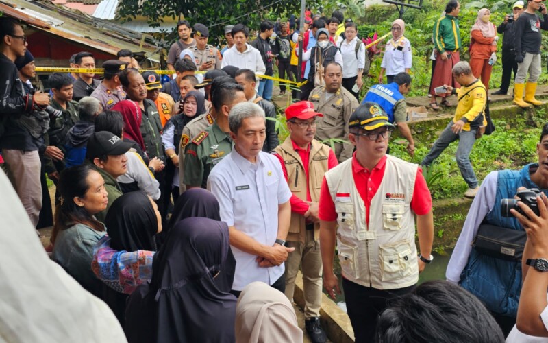 Wakil Ketua dan Anggota DPRD Datangi Lokasi Longsor di Empang