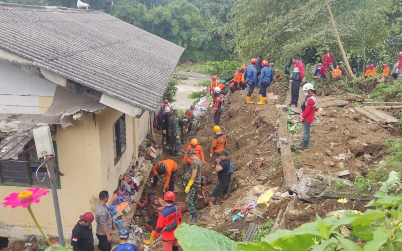 Tebing Perlintasan KA Bogor-Sukabumi Longsor Timpa 5 Rumah, 2 Tewas dan 4 Hilang