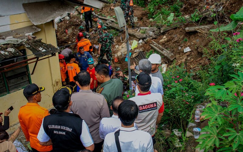 Dedie Rachim Tinjau Lokasi Bencana Longsor di Kampung Sinarsari Bogor
