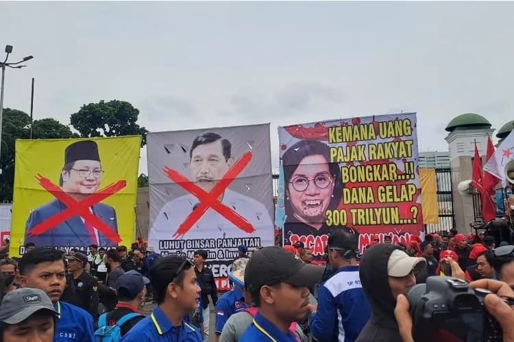 Ribuan Masa dari Lapisan Masyarakat Gelar Aksi di Gedung DPR RI Tolak Tunda Pemilu