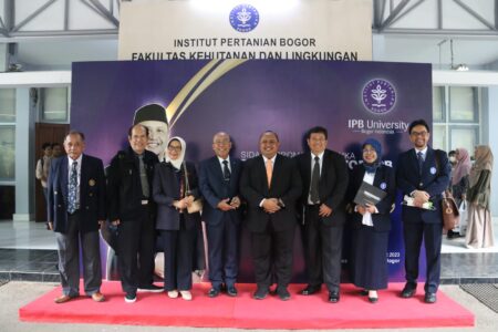 Ketua DPRD Kota Bogor, Atang Trisnanto Raih Gelar Doktor dari IPB University