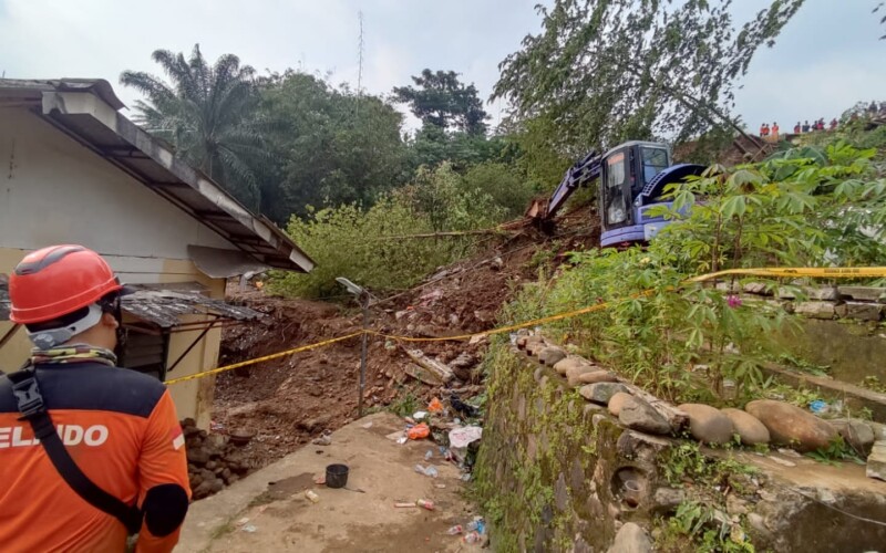 Percepat Proses Evakuasi Korban Longsor, Tim SAR Gabungan Turunkan Alat Berat