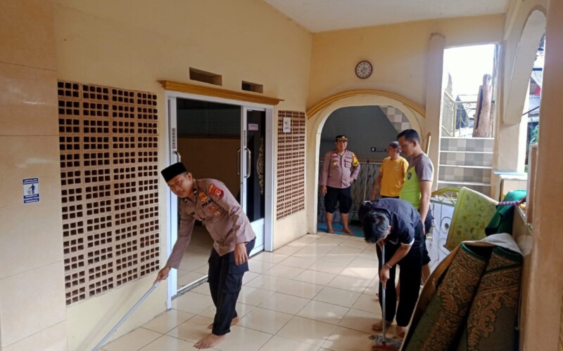 Menjelang Bulan Suci Ramadan Anggota Polsek Ciawi Bersihkan Masjid
