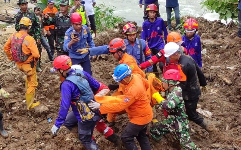 Dua Korban Longsor Kembali di Temukan, Posisinya Sedang Berpelukan